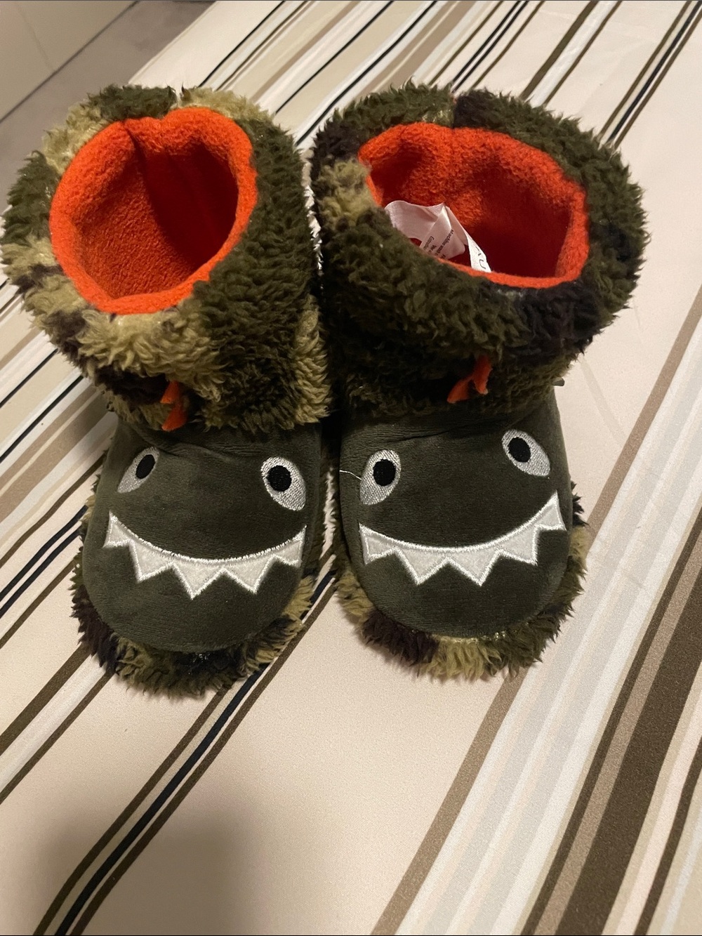 Totes Cute Camo Monster Slippers size 7 / 8